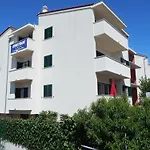 Vukovic * Podstrana